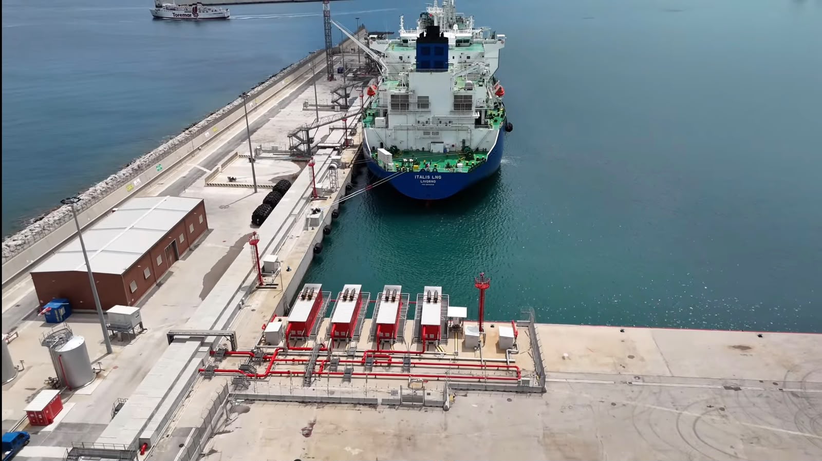 Impianto portuale LNG con sistemi integrati e linee tecniche a banchina